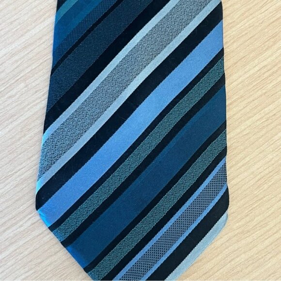 💕2/$30 💕Kenneth Cole Reaction Blue & Black Striped 100% Silk Tie - Picture 2 of 5